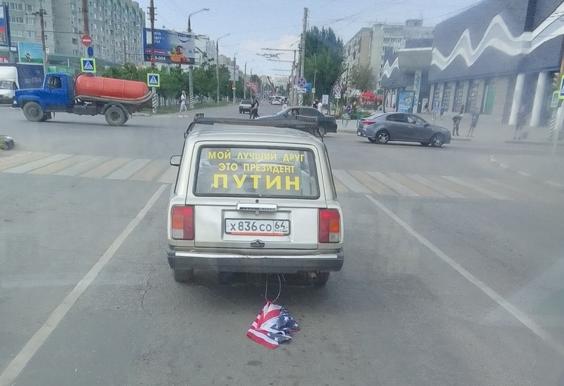 Автомобилист подметает дороги Энгельса американским флагом