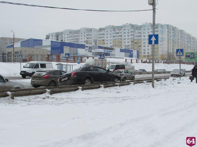 В Солнечном «Тойота» повисла на сугробе после ДТП с «Киа» 