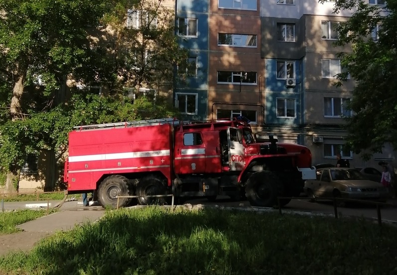Пожарные тушили квартиру в девятиэтажке у рынка «Солнечный»