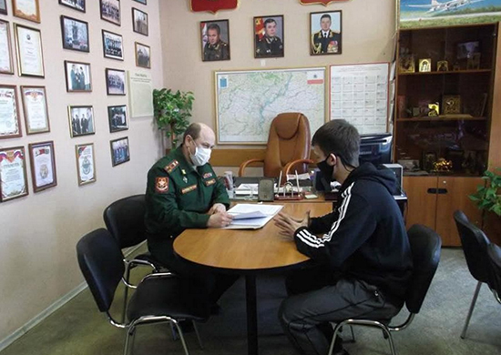 В Саратове 6 тысяч призывников впервые пришли в военкомат