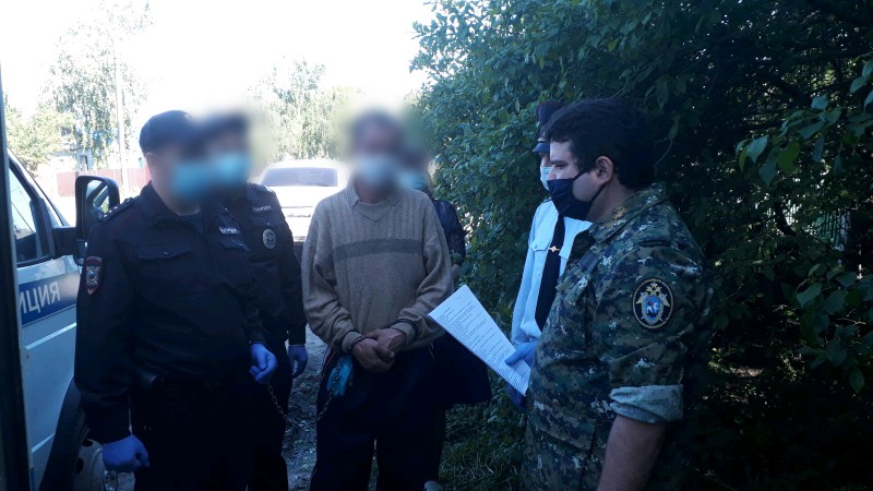 Насильник изрезал пенсионерку ножом и душил проводом от торшера ради денег