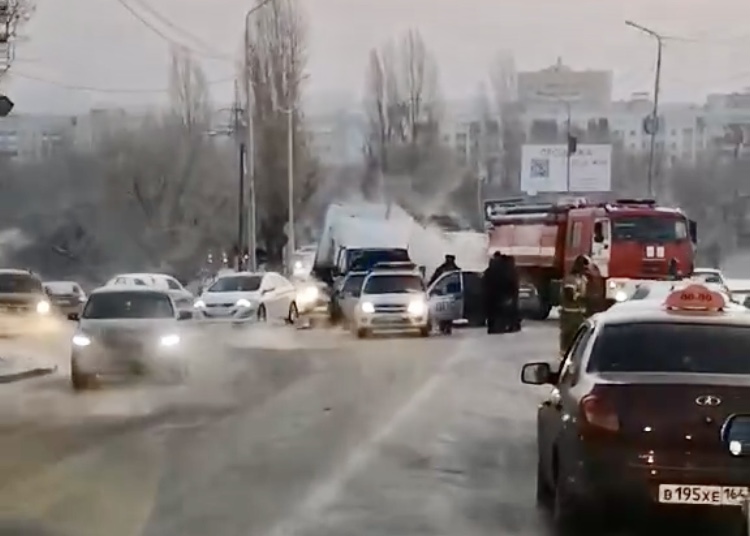 В ДТП с «Газелью» на выезде из Саратова разбилась женщина