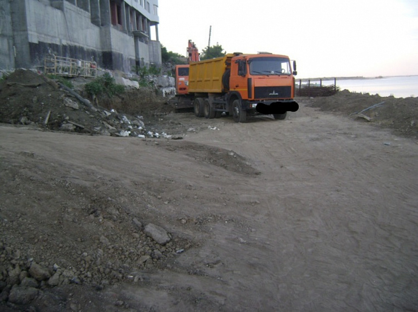 Водитель грузовика погиб под экскаватором на стройке