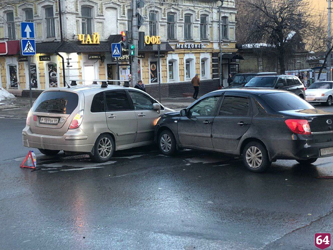 В центре Саратова из-за ДТП с иномарками образовалась пробка