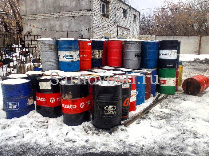 В Саратове горит склад с моторными маслами