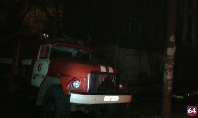 Ранним утром в Саратове от костра бомжей загорелся 4-этажный дом