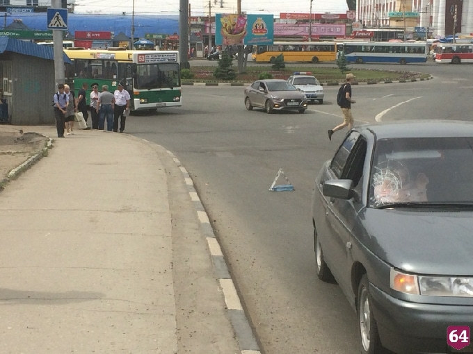 На мосту водитель «Лады» несколько метров вез на капоте сбитого пешехода