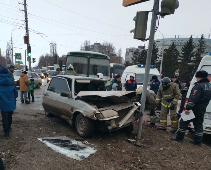 Водитель «Лады» протаранил маршрутку и врезался в столб