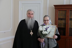 Лонгин наградил защитившую свечную лавку от грабителя сотрудницу