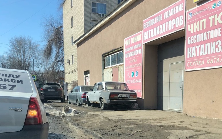 В Саратове автохамы перекрыли тротуар у СТО