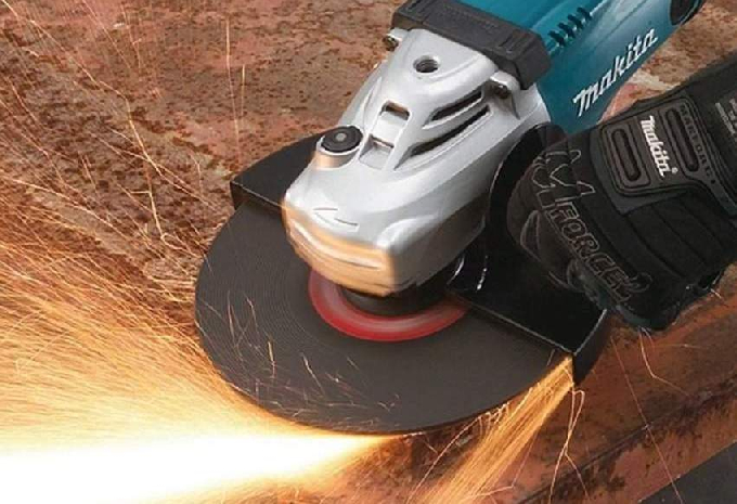 В Саратове на ребенка в коляске упала с крыши болгарка