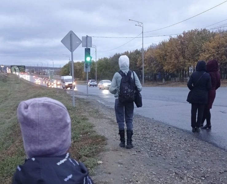 Жители Саратова ждут автобусы под открытым небом в дождь и снег