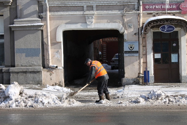 Работать дворниками в Саратове за месяц устроились 146 человек 