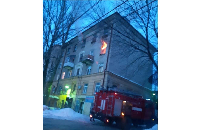 Утром в Саратове при возгорании квартиры погибла женщина 