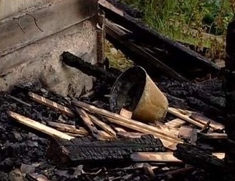 На пожаре в заброшенном доме обгорела женщина