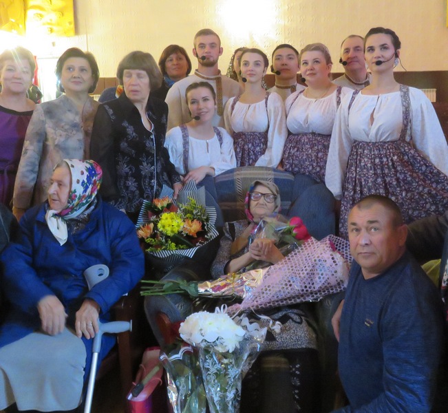 Многодетной бабушке подарили концерт на 100-летний юбилей