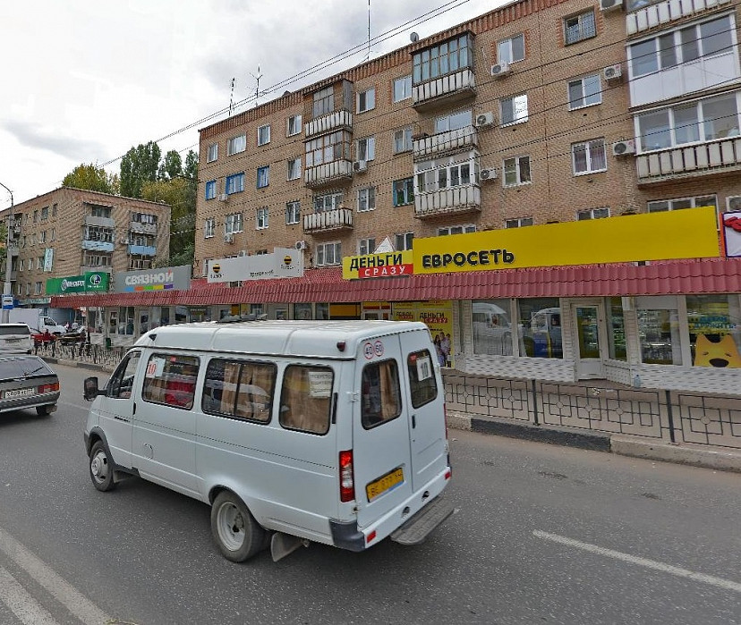В Энгельсе убийца с ножом напала на женщину на остановке