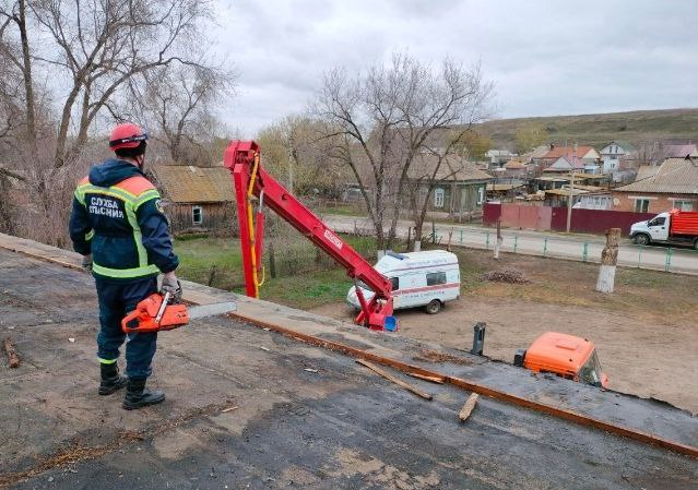Сильный ветер повредил крыши в 7 районах Саратовской области
