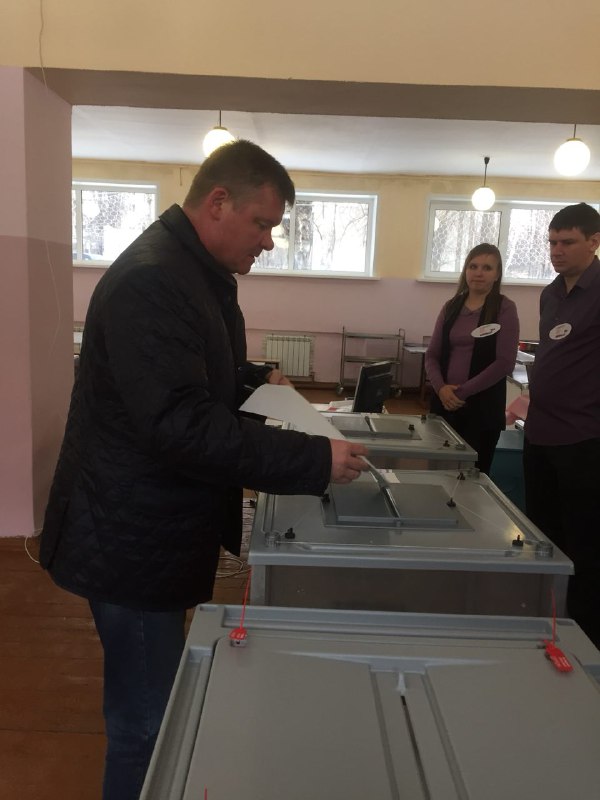 Саратовский мэр с женой и дочерью проголосовал на выборах президента