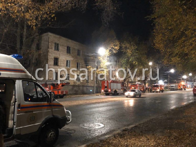 Из горевшего общежития на Азина эвакуировали 60 человек