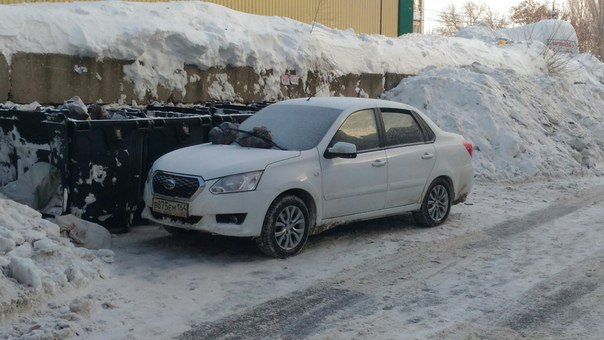 Саратовцы завалили припаркованную у баков машину мусором