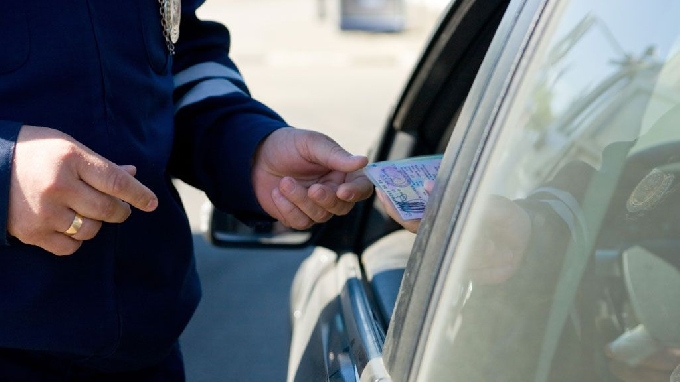 Двое автомобилистов попались на взятках сотрудникам ГИБДД