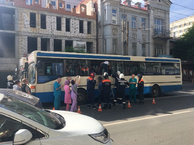 Из окна попавшего в ДТП автобуса эвакуировали 11 пассажиров
