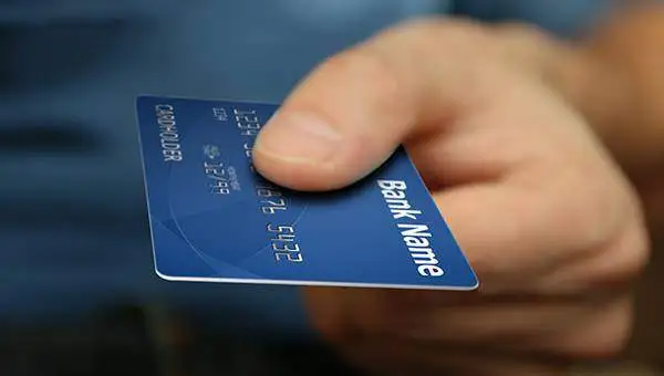 Подросток нашел в ТЦ чужую карту и отправился на шопинг