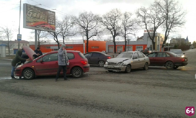 На Усть-Курдюмской не разъехались две иномарки
