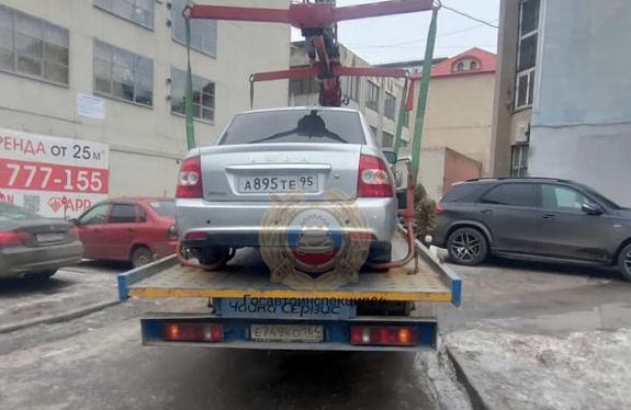 В центре Саратова инспекторы ГИБДД эвакуировали машины автохамов
