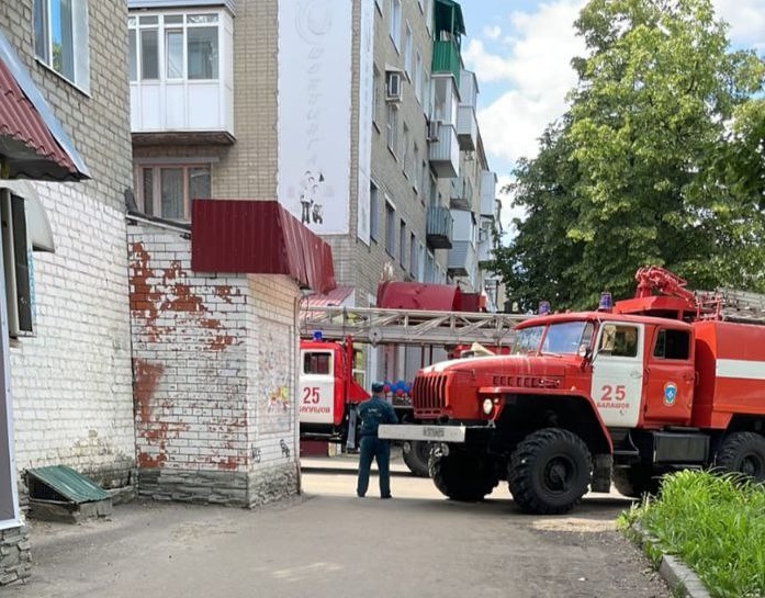 Из горящей пятиэтажки под Саратовом эвакуировали 10 человек