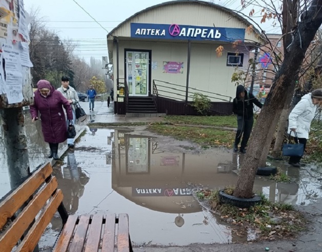 Жители проходят «тест на трезвость» из-за огромных луж у остановки