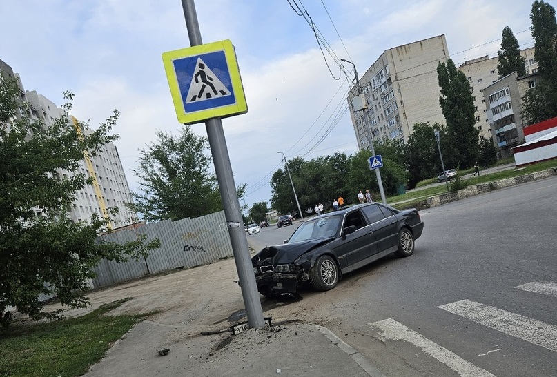В Саратове водитель разбил BMW о столб