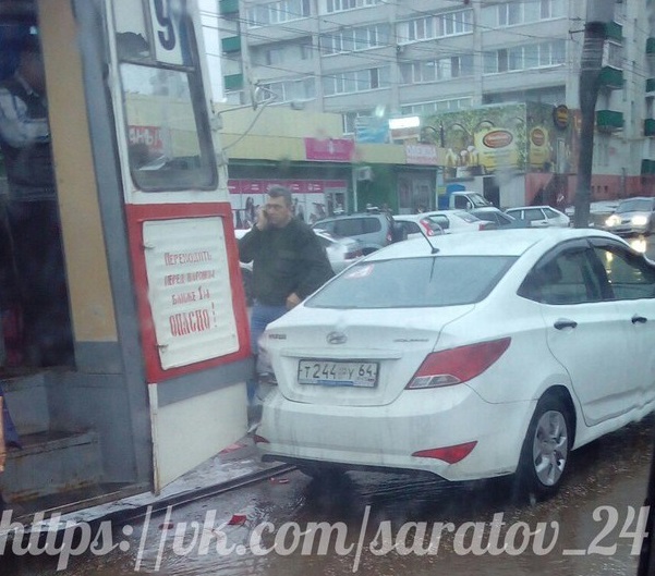 В Саратове трамвай помял Hyundai