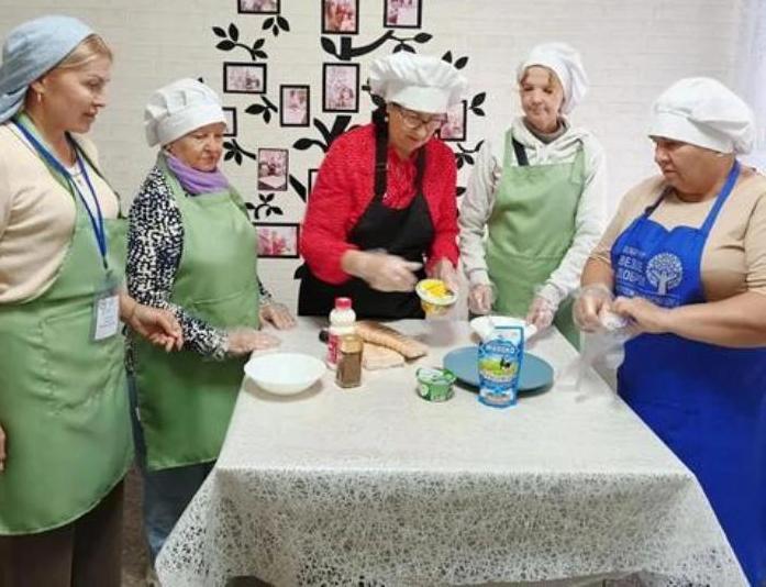 Саратовским пенсионеркам провели кулинарный мастер-класс по десертам