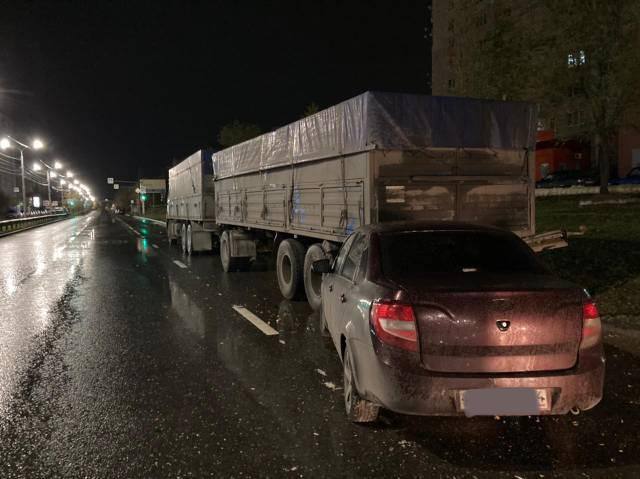 Ночью «Гранта» влетела под припаркованный грузовик