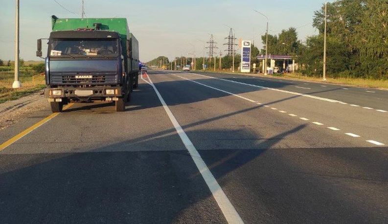 Грузовик сбил пешехода на трассе под Саратовом
