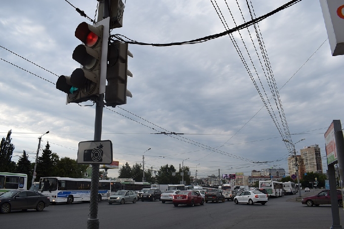 В Саратове в ДТП на светофоре пострадала женщина из БМВ 