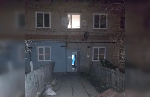 У подъезда многоэтажки нашли труп мужчины с раной на груди
