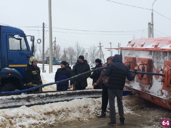 На Вольском тракте собирают вытекшую из бензовоза солярку