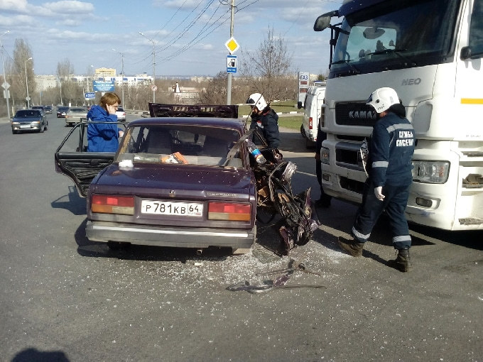 На Ново-Астраханском шоссе в аварии с КамАЗом пострадали 2 человека 