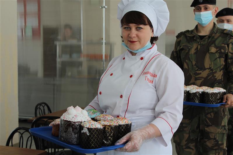 Повар Росгвардии испекла куличи детям из саратовского онкоцентра