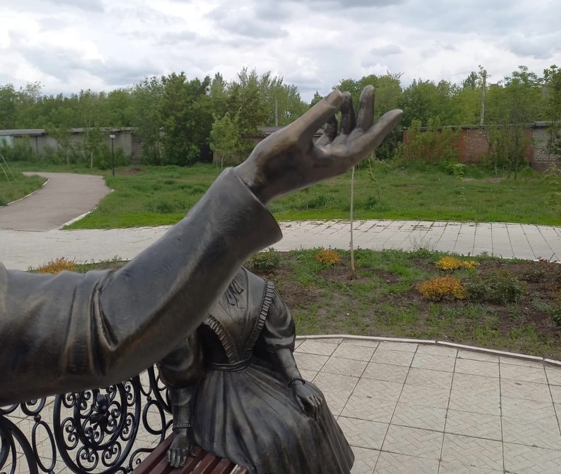 Родители восстановили сломанный школьником памятник Пушкину