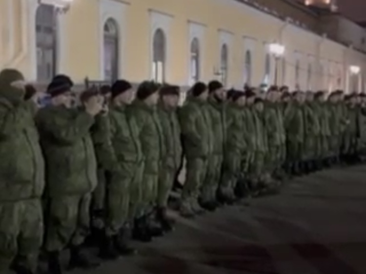 Саратовские школьники на вокзале Санкт-Петербурга спели солдатам «Катюшу» 
