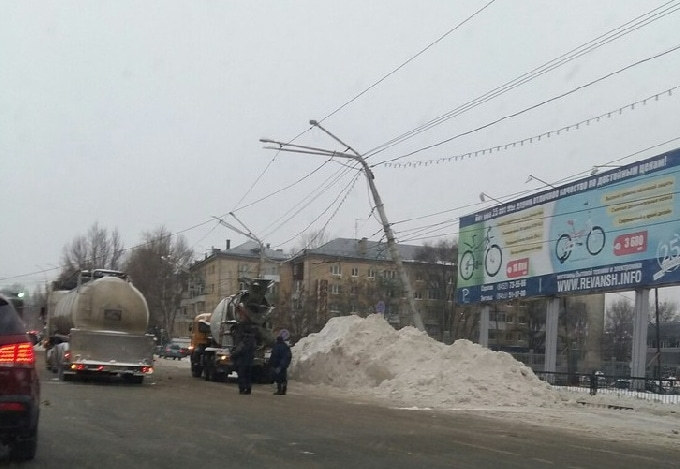 В Саратове из-за накренившейся световой опоры остановились троллейбусы 