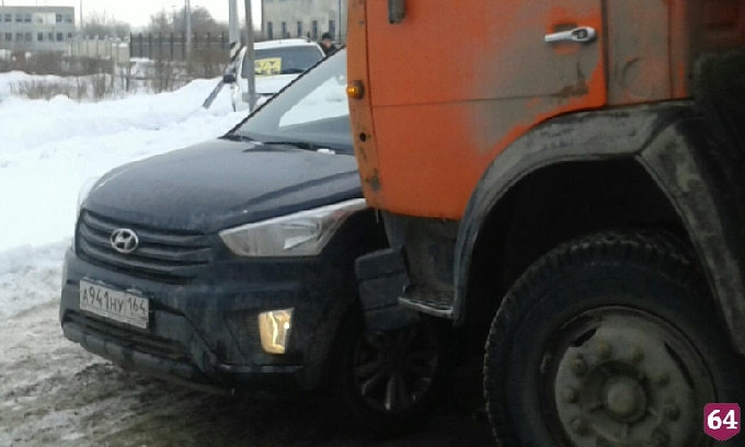 В Саратове самосвал на наледи занесло в кроссовер 