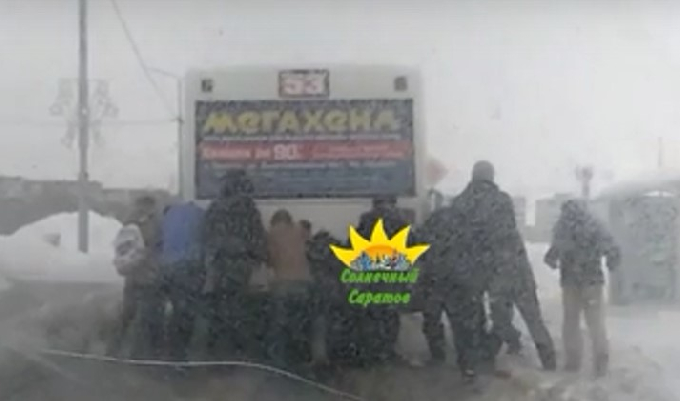 Пассажиры толкали забуксовавший автобус по Топольчанской