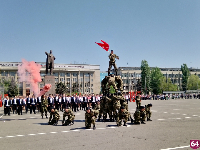 В Саратове за парадом Победы наблюдали 8 тысяч человек 