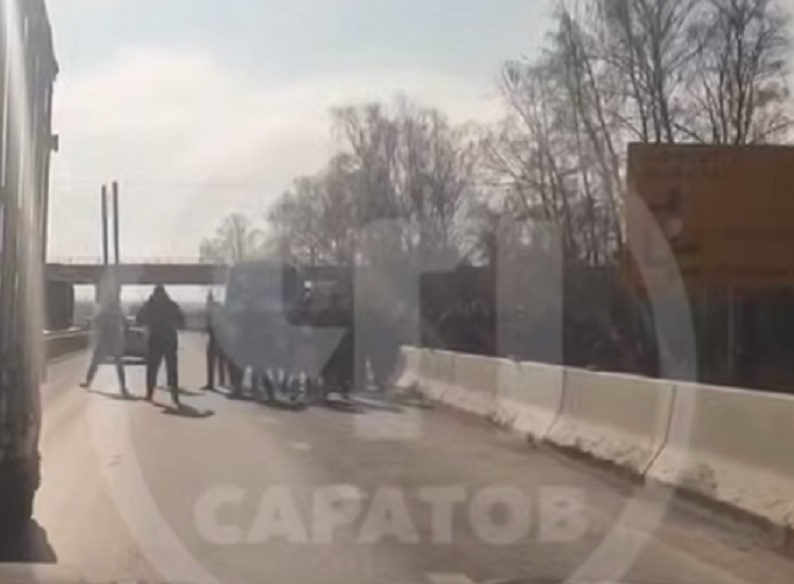 Драку на дороге в Саратове устроили футбольные фанаты из Ульяновска