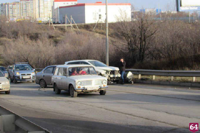 Усть-Курдюмское шоссе парализовано из-за кроссовера в отбойнике